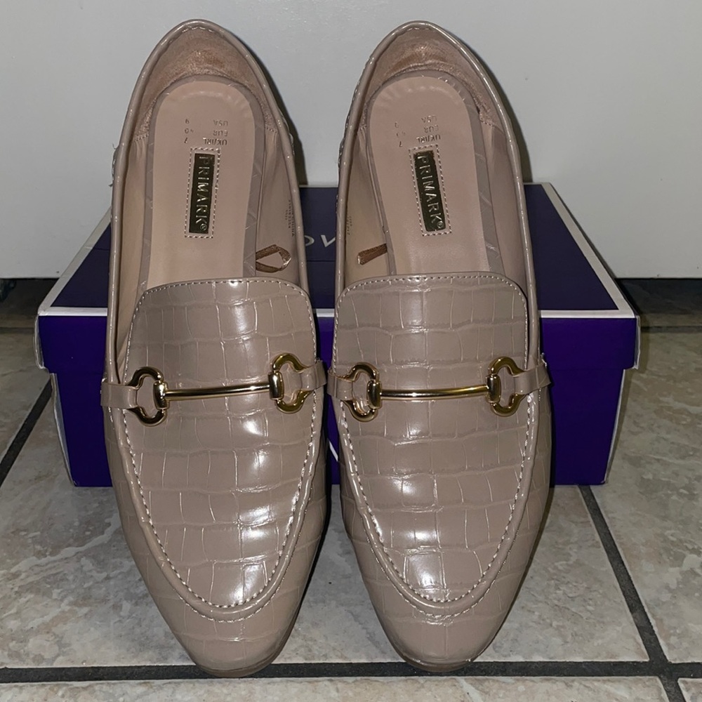 Classy Women’s Slip-on Loafers in Tan (gold accent) US size 9